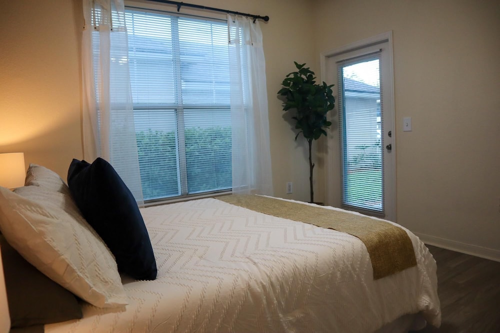 Upgraded 3 bed apt Close to Beaches and Mayo Clinic