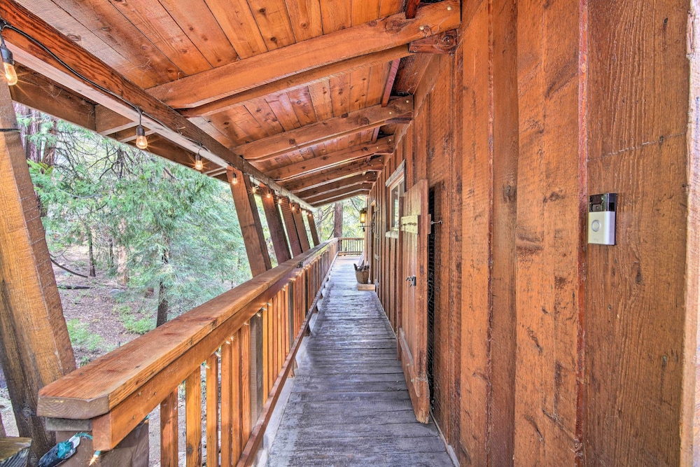 Cabin Vacation Rental: 4 Mi to Lake Arrowhead view 3