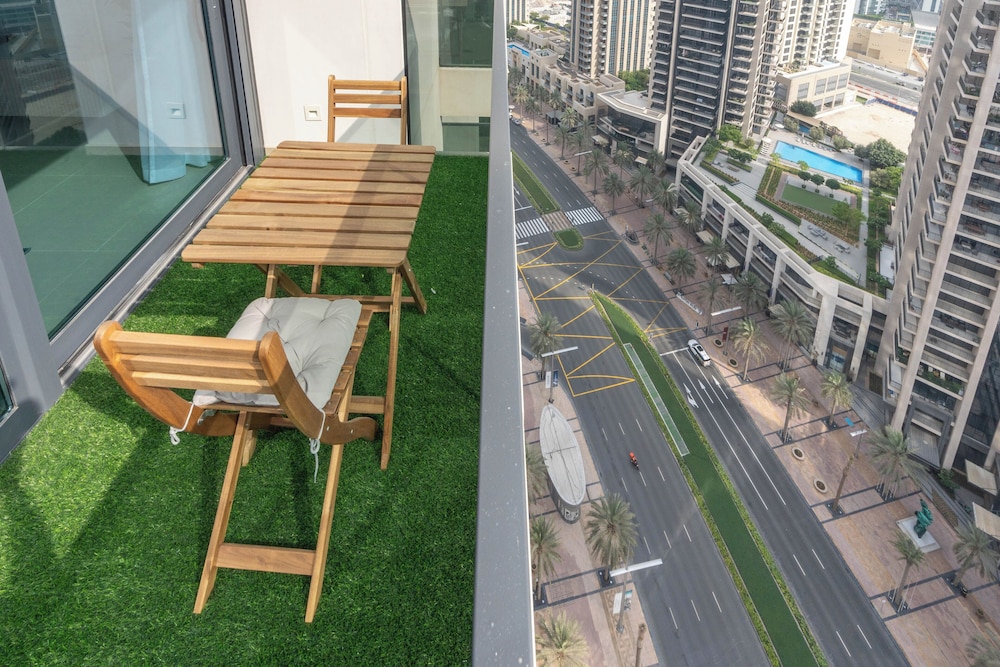 Lux BnB Act-1 Tower I Boulevard Views