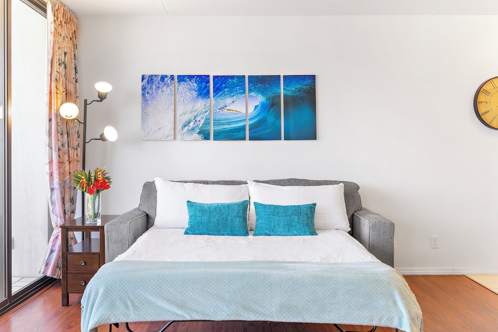 High Floor Ocean View Condo (King Bed and Parking): hotel room photo