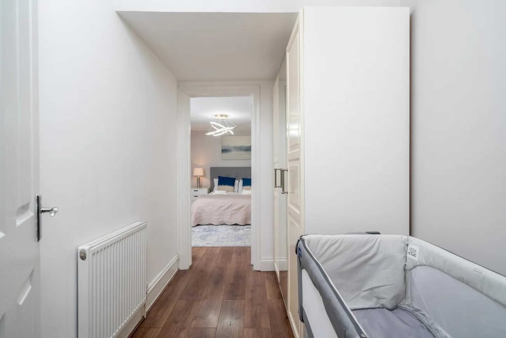 Bright and Modern 2 Bedroom Apartment in Earl's Court