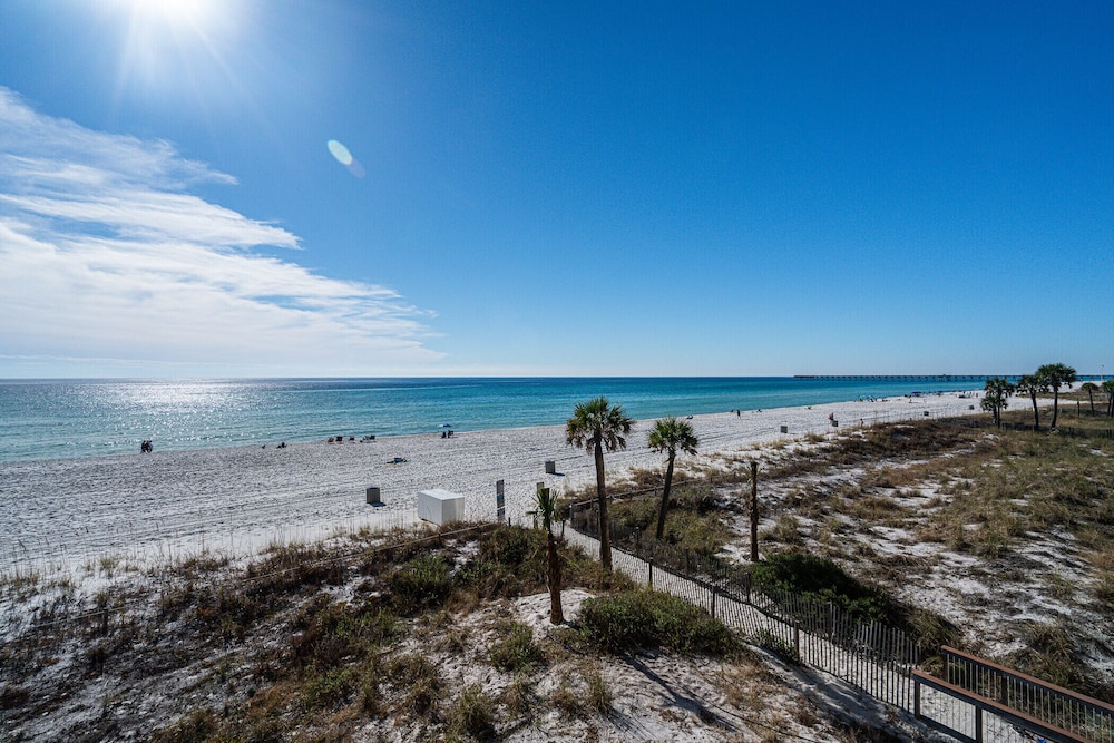Edgewater Oasis Gorgeous Resort Condo on Beach! view 4
