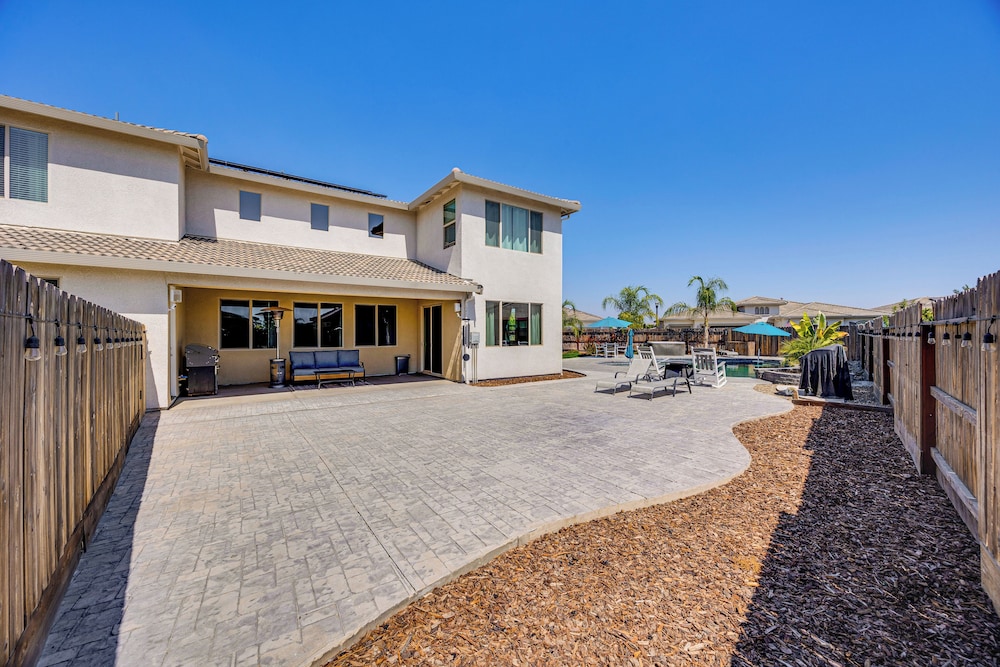 1 Mi to Golf! Spacious & Modern Home in Dinuba