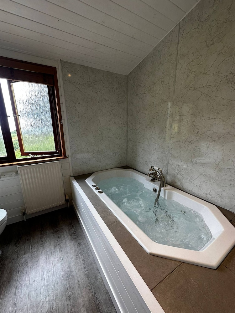 Serene Watermouth Cabin Retreat With Hot Tub & Stunning Coastal Views