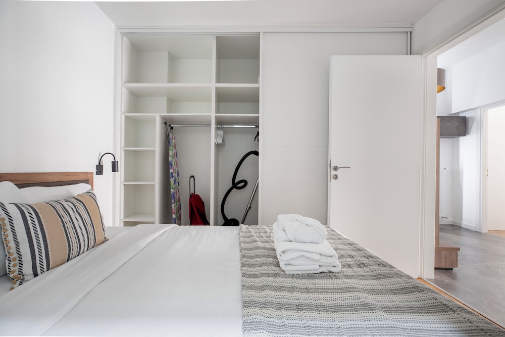 Glimmer 2-Bedroom Apartment in Athens