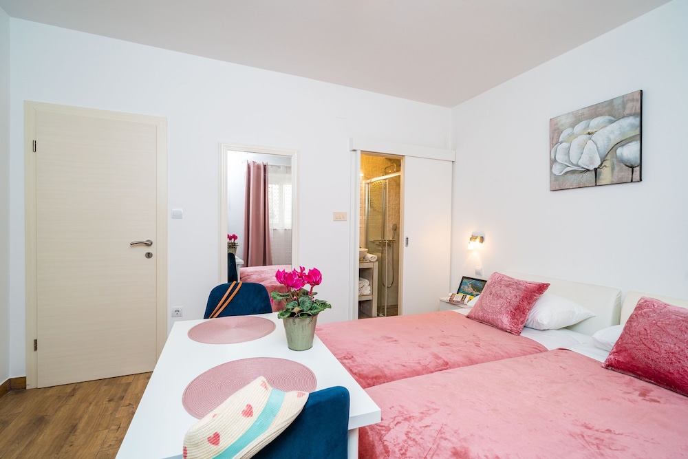 Jele Rooms