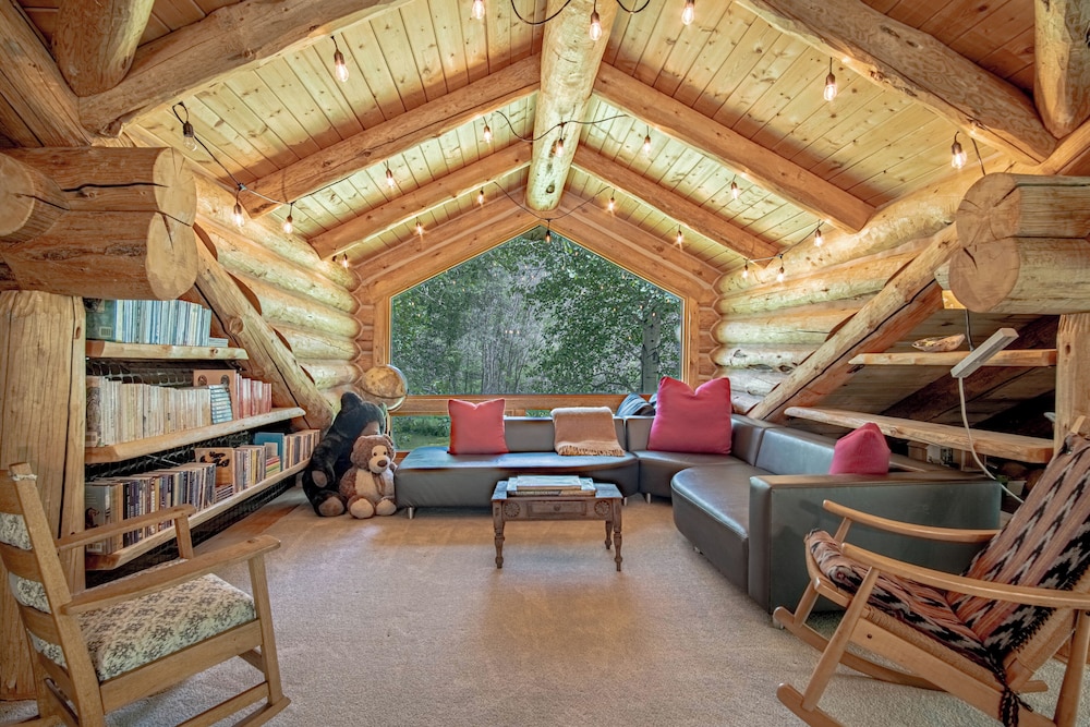 The Barn on Warm Springs Creek - 9 Riverfront Acres