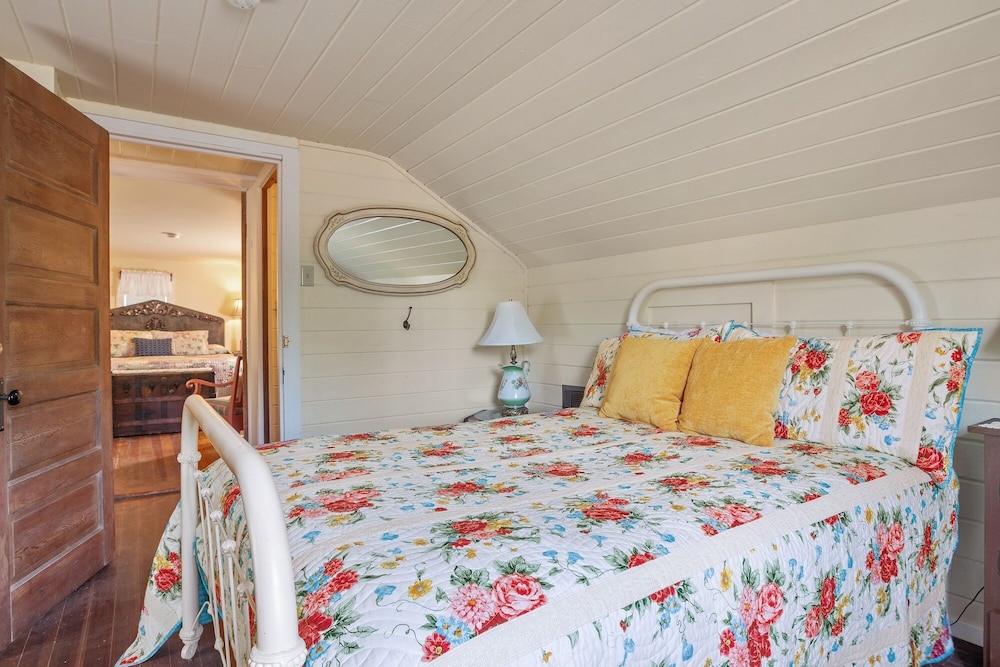 Amorosa Cottage 3 Bedroom Home by RedAwning view 3