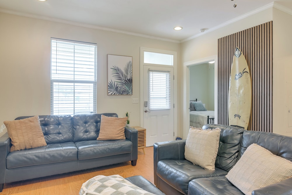 1/2 Mi to Galveston Beach Seawall: Retreat w/ Pool