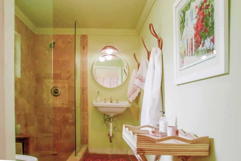 Villa Oasis: Newly Remodeled Luxury Villa With Pool & Private Garden