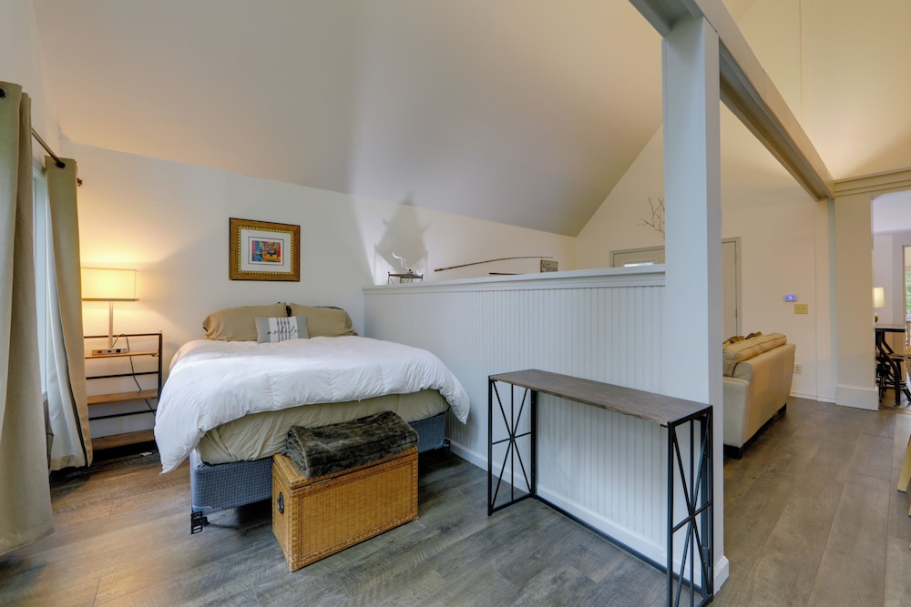 1/2 Mi to Skiing: Resort Getaway in Sapphire!