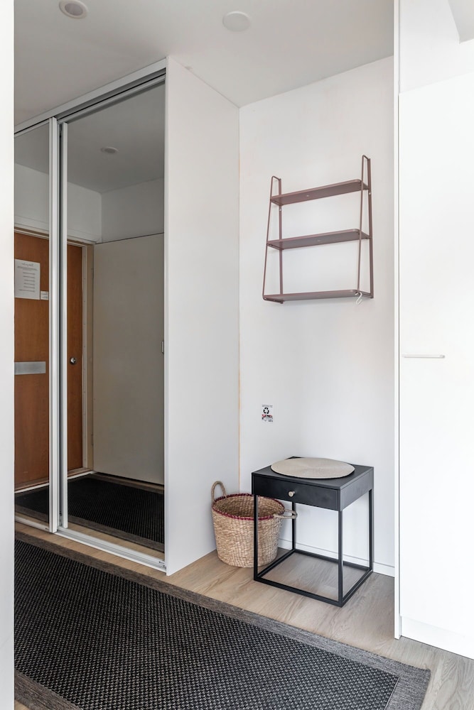 Central 1BR Apartment with Free Parking