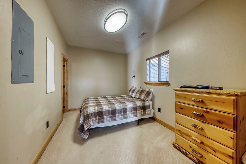 Cozy 4BR Mountain View Fireplace Deck