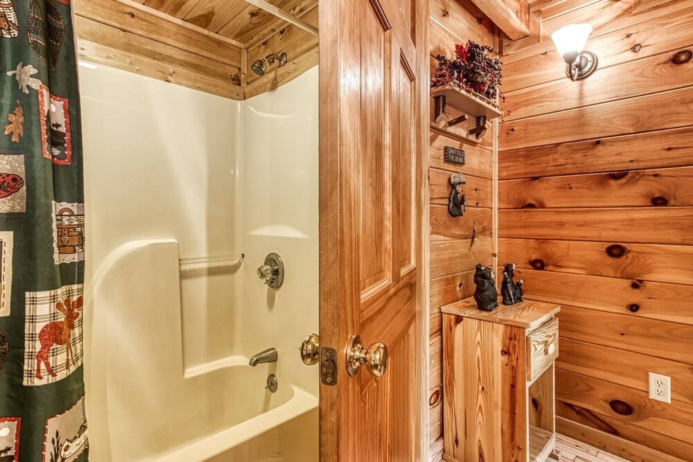 Cupid's Hideaway - Convenient To Downtown Gatlinburg And The National Park! 1 Bedroom Cabin by RedAwning view 2