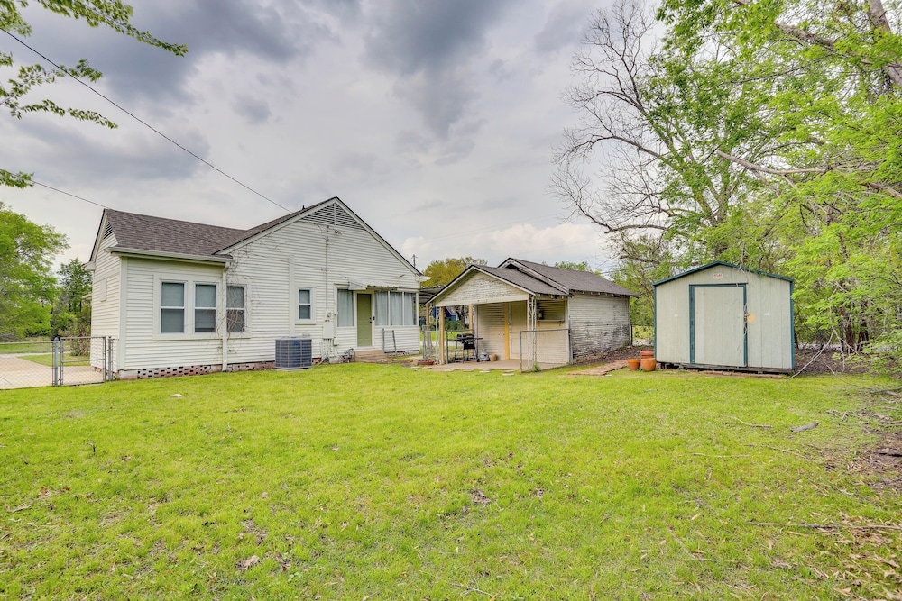 Half-mi to Dtwn Lufkin: Charming & Spacious Home!