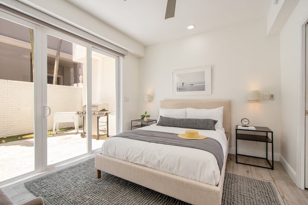 Sea Breeze by Avantstay Across From Fort Lauderdale Beach! Pool, Out Door Dining, Fire Pit! - Image 4