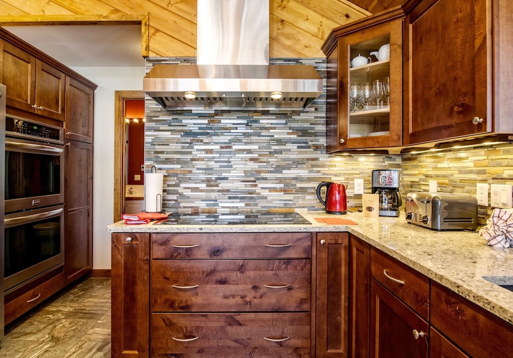 Herondale Luxury Vacation  At Windcliff 3 Bedroom Home by RedAwning
