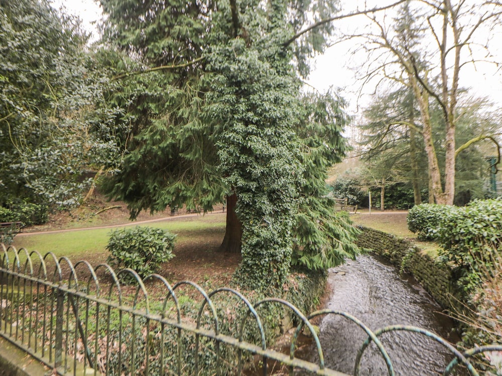 1 Knowleston House