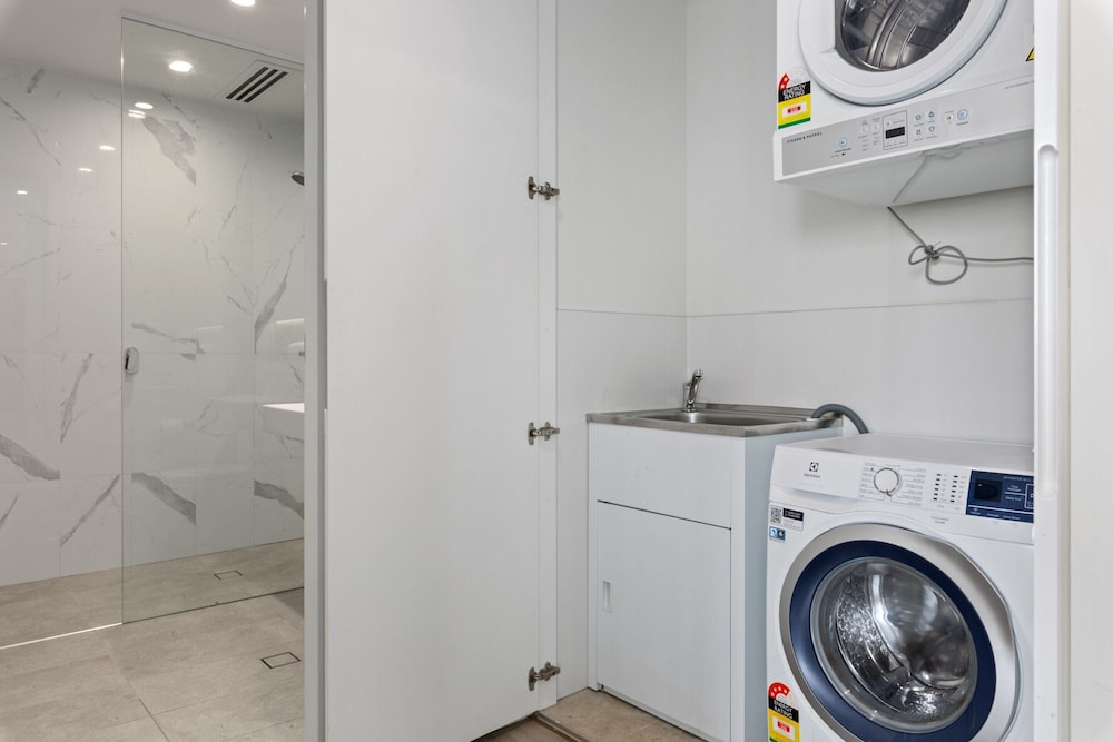 Luxe 2-bed: Modern Interiors, Balcony & BBQ Area