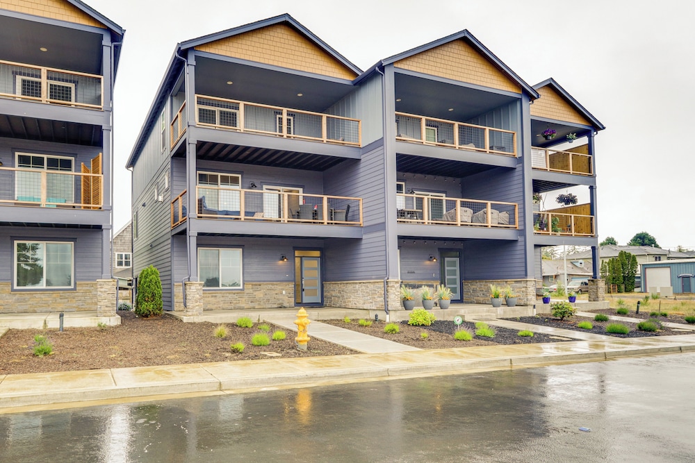 Columbia River Views: Spacious Hammond Getaway!