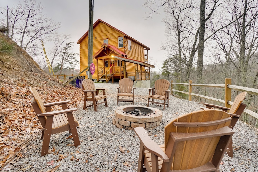 Hot Tub, Game Room & Mtn Views: Sevierville Cabin