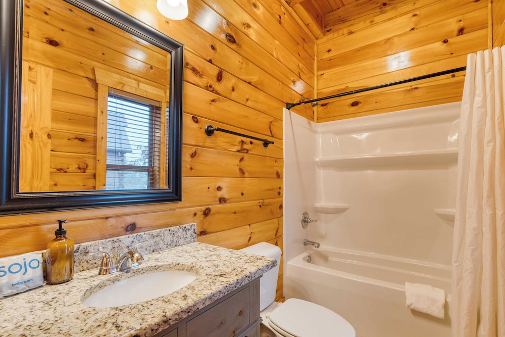 56-guest Retreat Panoramic Views, Hot Tubs, Game Room & Theater Seasonal Outdoor Pool Near Dollywood, Gatlinburg
