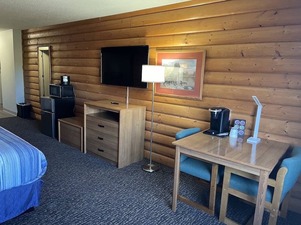 Days Inn & Suites by Wyndham Williamsburg IA North view 3