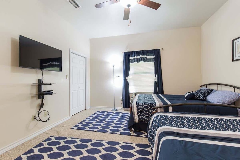 Open & Modern Pool #b Walk To Beach 2 Bedroom Condo