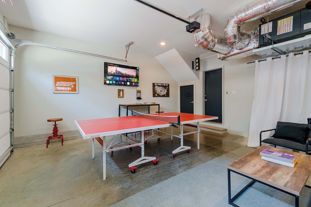 Rooftop Deck Grill Ping Pong Near Downtown Nashville