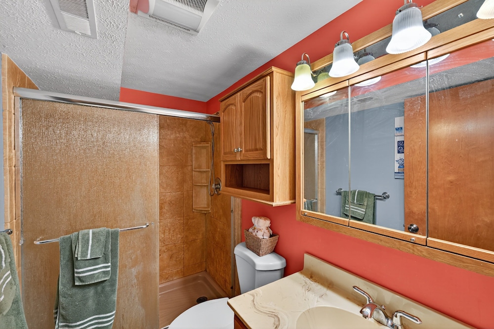 Cozy Retreat With Hot Tub In Peaceful Goshen 4 Bedroom Home