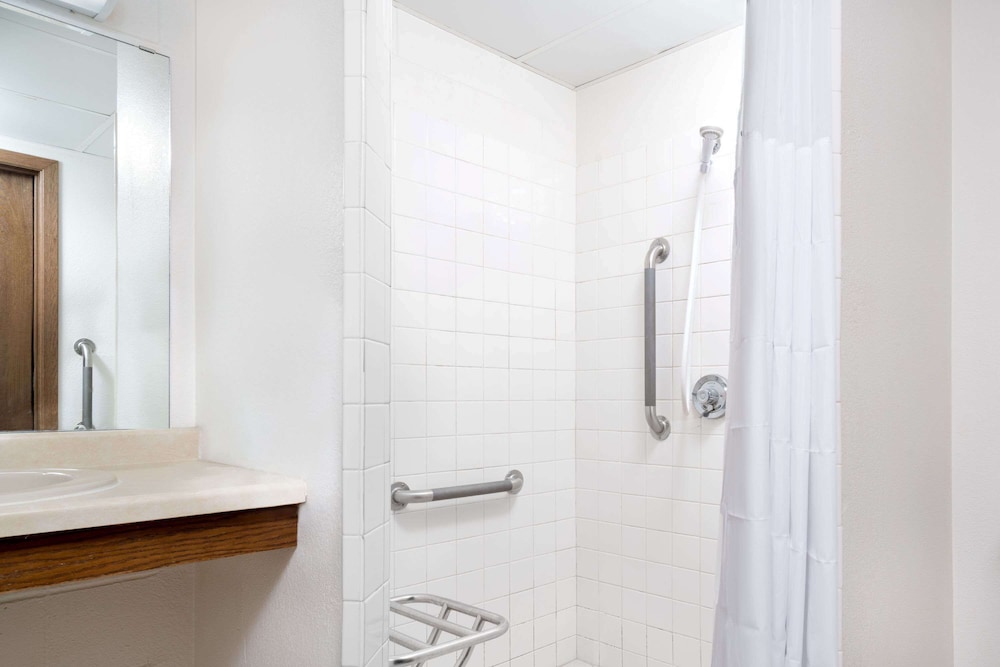 St Cloud Vacations - Days Inn by Wyndham St Cloud - Property Image 11