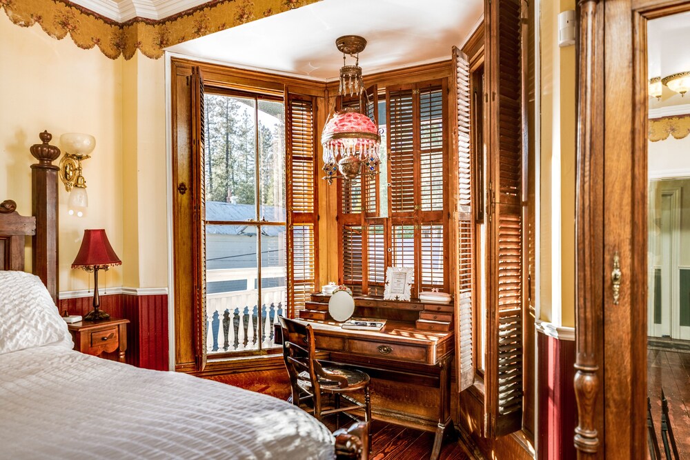 The Dutch Flat Hotel