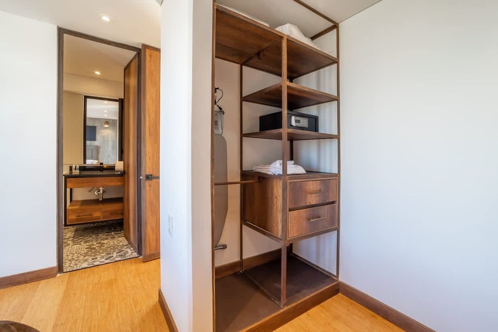 Stylish 2 Masters w Patio View