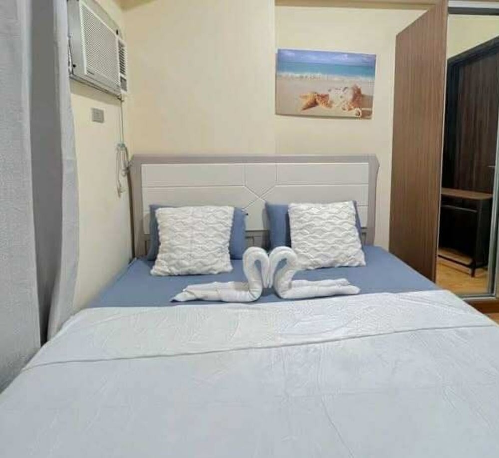 Cozy Pasay Condo with Pool Access