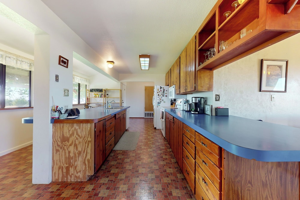 4BR Sierras-view Home w/ Pool & A/C - Dogs OK