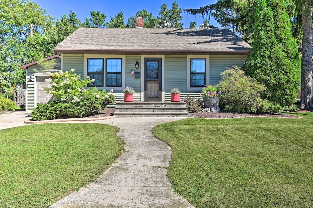 Modern Home w/ Backyard, 1 Mi to Dtwn Sturgeon Bay view 5