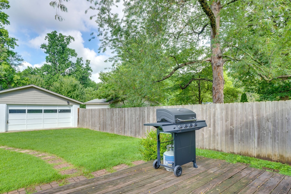 Charming Louisville Retreat w/ Patio & Fireplace!