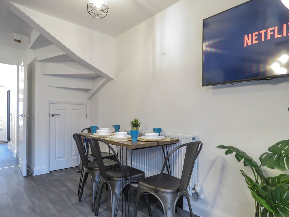 Tudors eSuites Birmingham Townhouse Private Garden Free Parking