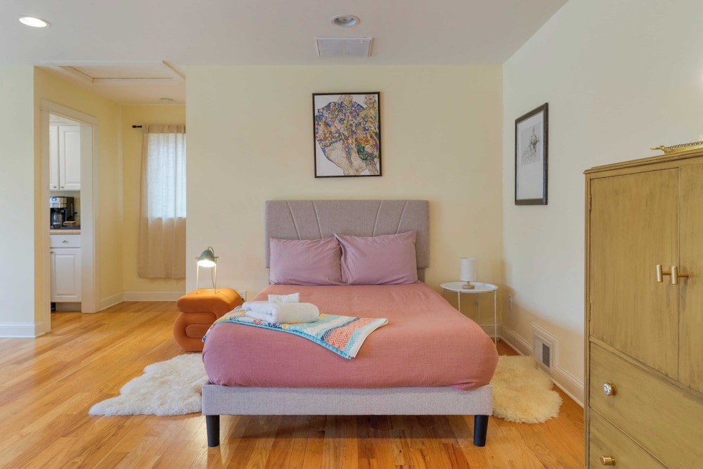 Pool+hot Tub, Firepit Near Hikes, Shops, Dining Cragswood Lodge by Avantstay