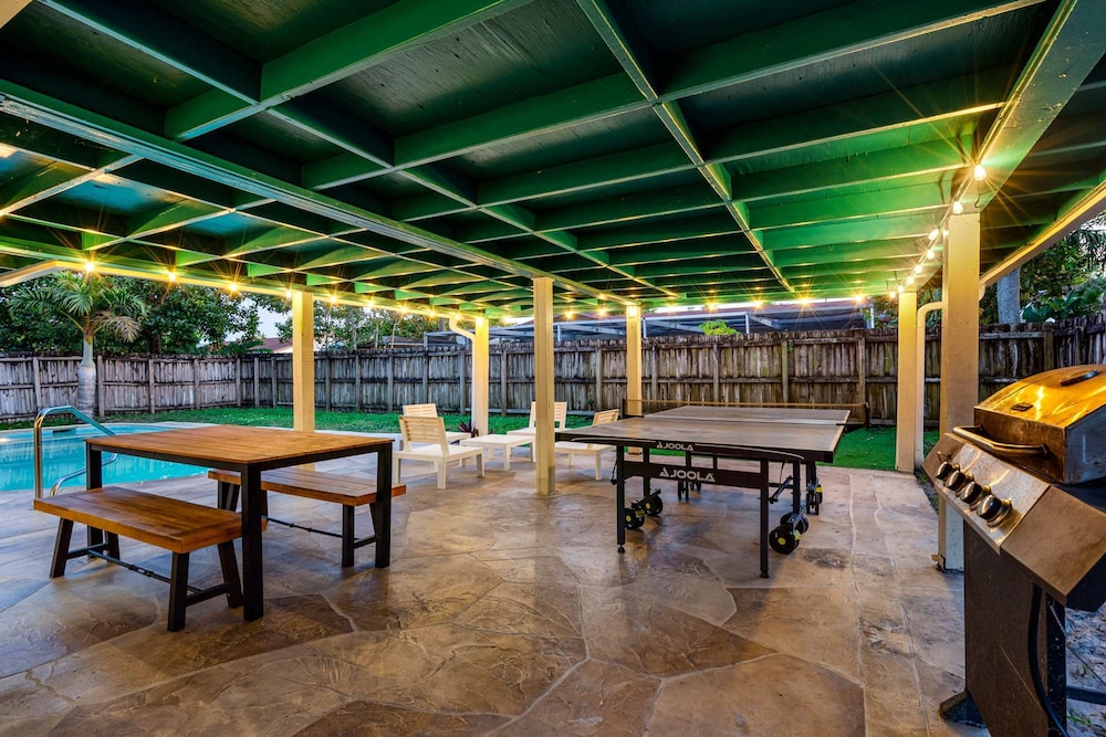 4BR With Private Pool and Game Room - Prime Location
