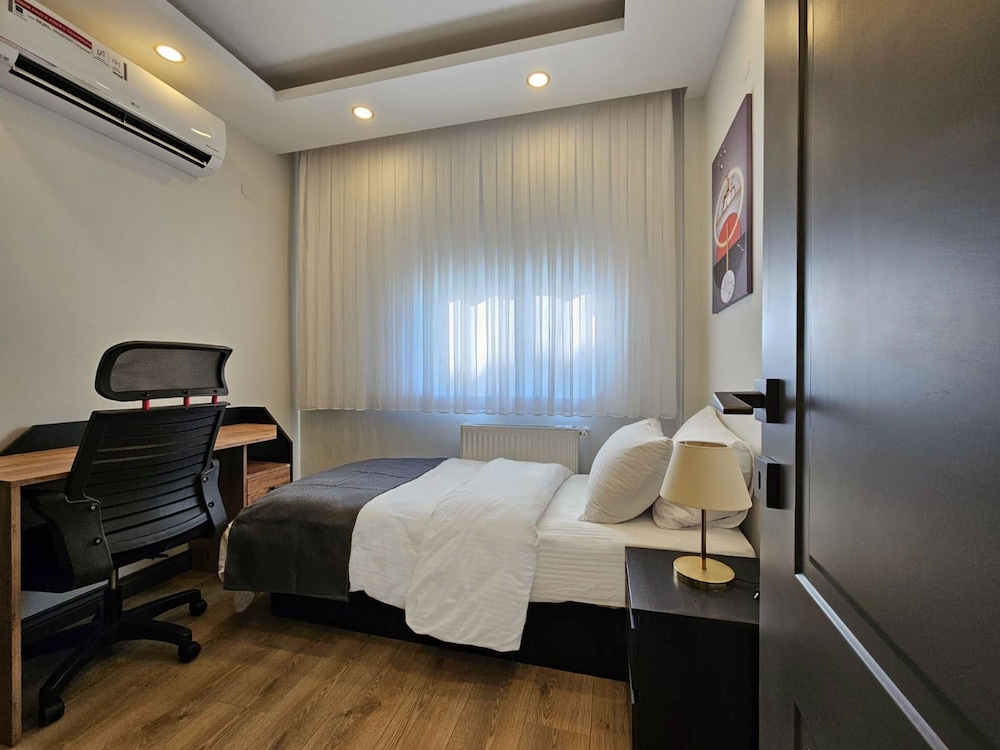 New Flat Large Living Space 2-5 Near By Lara Beach