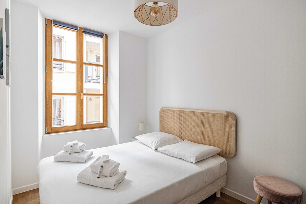 Magnificent Renovated 2 Room Apartment view 2