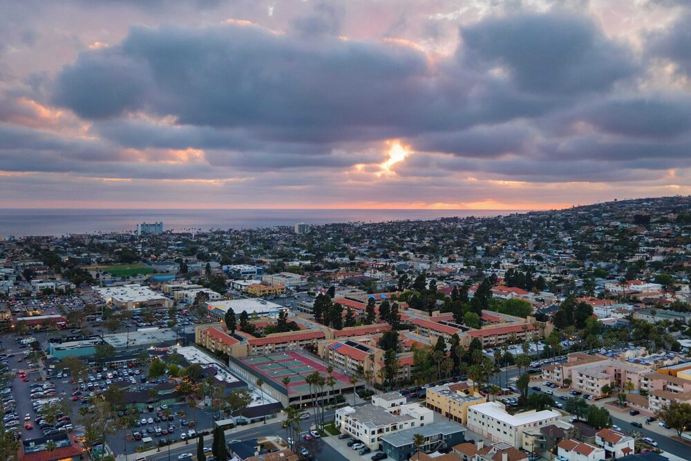 Walk to Dining, Mission + Pacific Beach, and Bars/nightlife Private Backyard