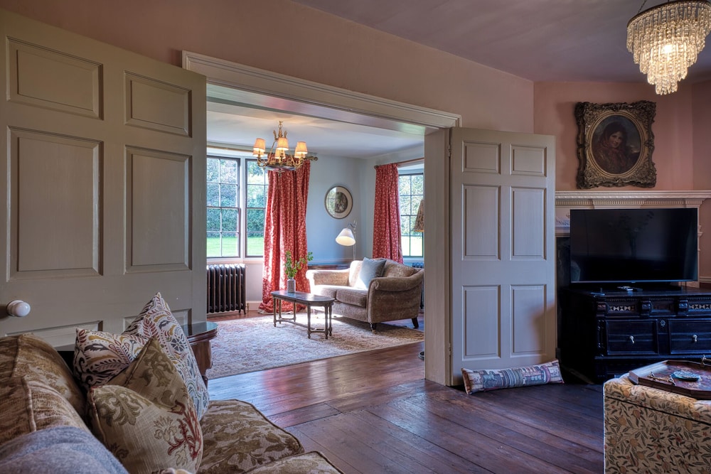 Stunning 4BD Home in Worcestershire
