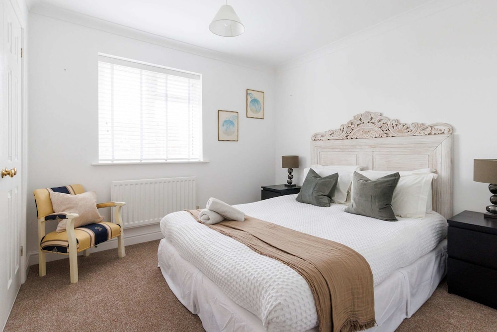 Spacious 4-bed Seaside Retreat in Selsey