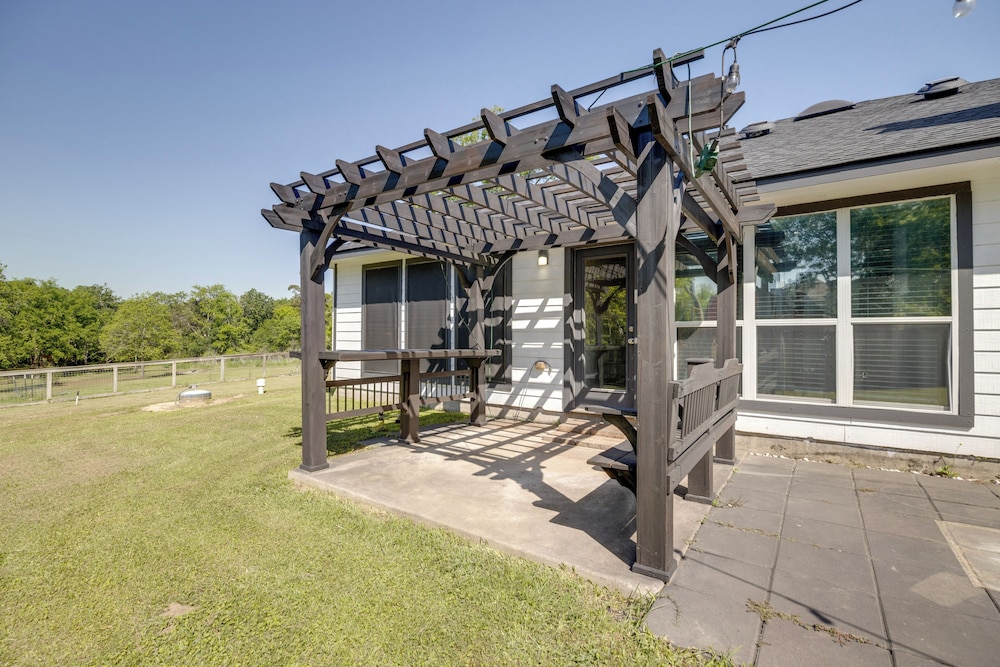 Private Acreage, Pergola & Fire Pit: Baytown Home