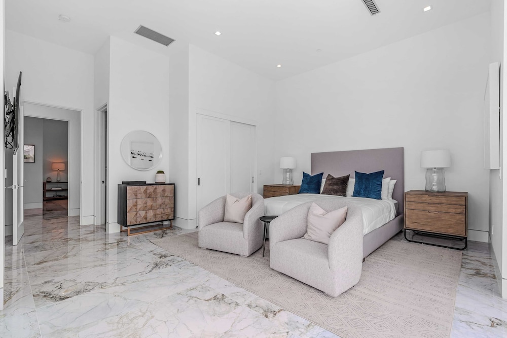 Villa Sleeps 17 w/ Pool, Firepit, Putting Green Bravo Villa 3 by Avantstay