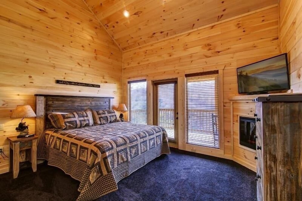 Country Cozy - 4 Bedrooms, 5 Baths, Sleeps 16 Home by RedAwning