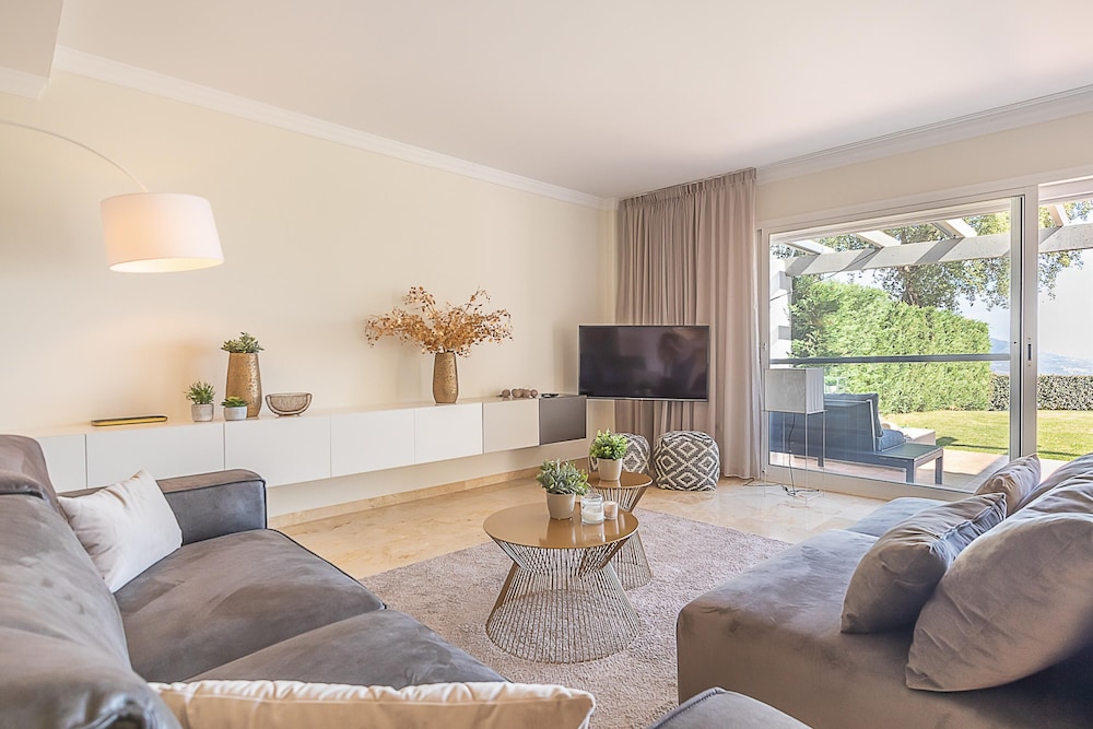 Apt Mairena Forest sea View & Pool