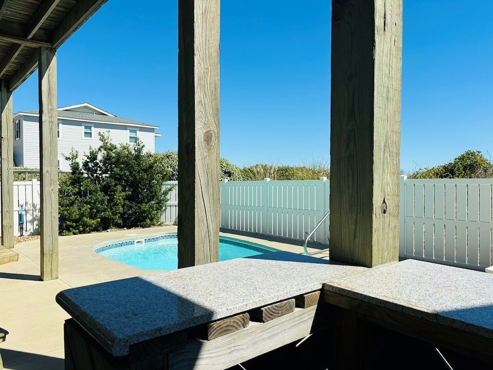 Clamelot 4 Bedroom Home by RedAwning